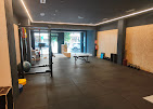 Zona de entrenamiento de VIMA — espacio amplio con barra olímpica y material profesional