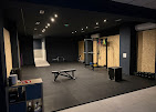 Ambiente oscuro y profesional del centro de entrenamiento VIMA en Granada